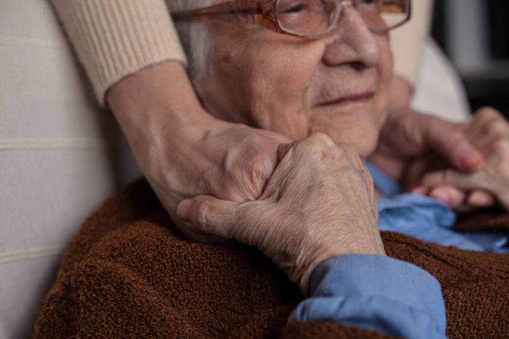 These care tips can help with late stage Alzheimer’s symptoms.